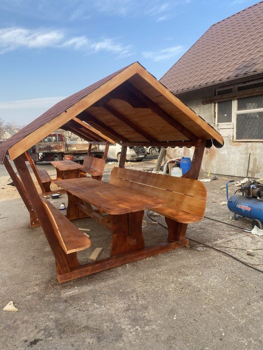 Vand foisoare de gradină lucrate foarte bine din lemn masiv pe comanda