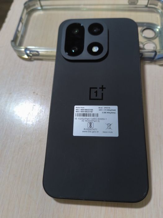 смартфон One Plus 15