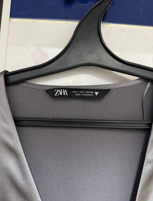 Платье Zara атласное, серое