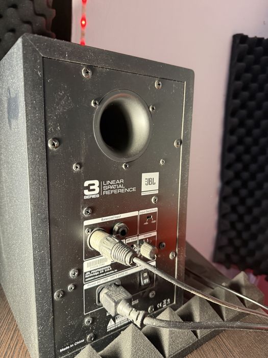 Продам студийные мониторы JBL.
