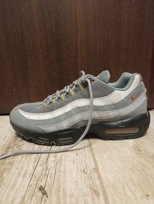 Продавам зимни обувки The North Face и обувки Nike Air Max.