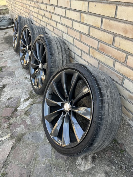 Продам диски и резину от Теслы