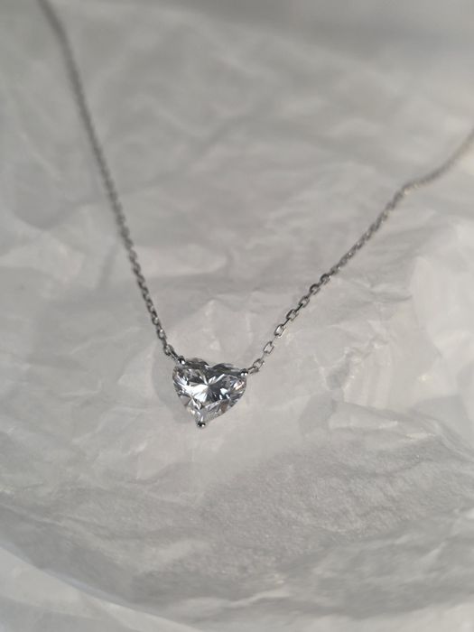 Изящное колье с бриллиантом в форме сердца