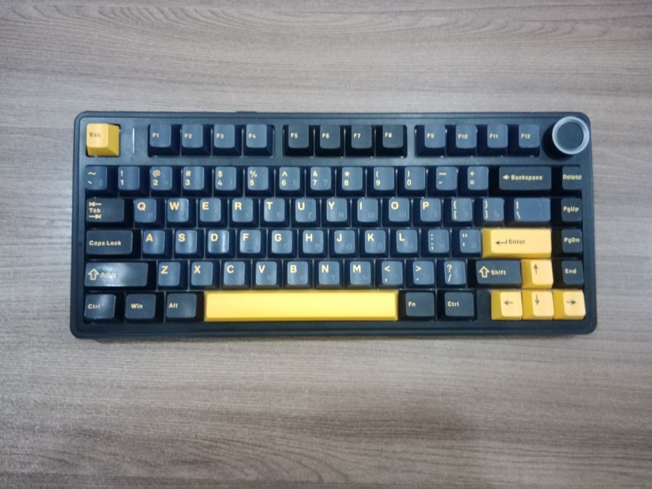 Продам клавиатуру aula F75