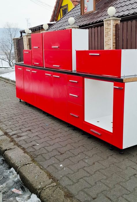 Vand mobila de bucătărie culoarea roșu in stare foarte buna cu loc de