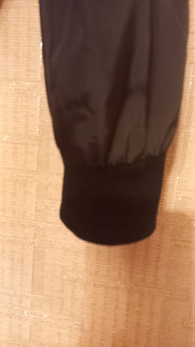 Продам бомбер (ветровка)на девочек