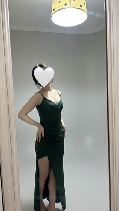 Зеленое платье с вырезом