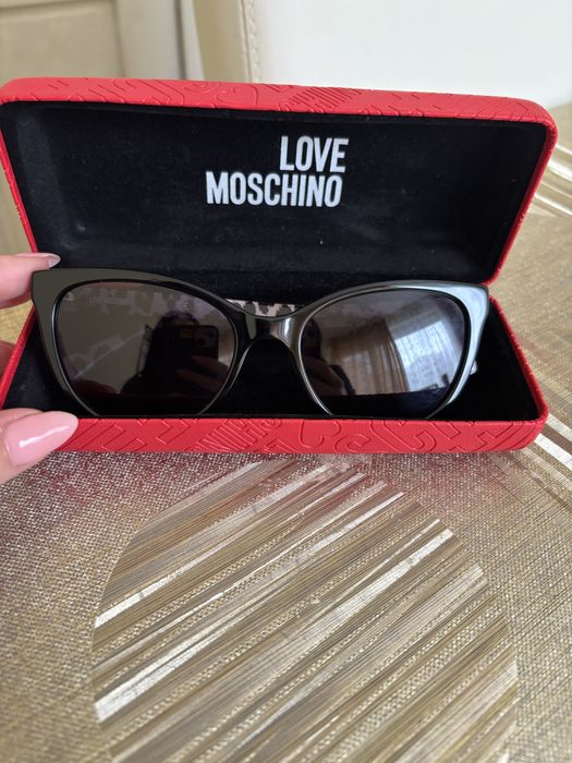 Слънчеви очила Moschino + калъф