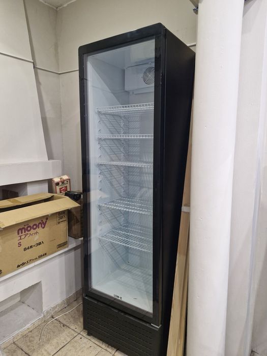 Продам холодильник витринный