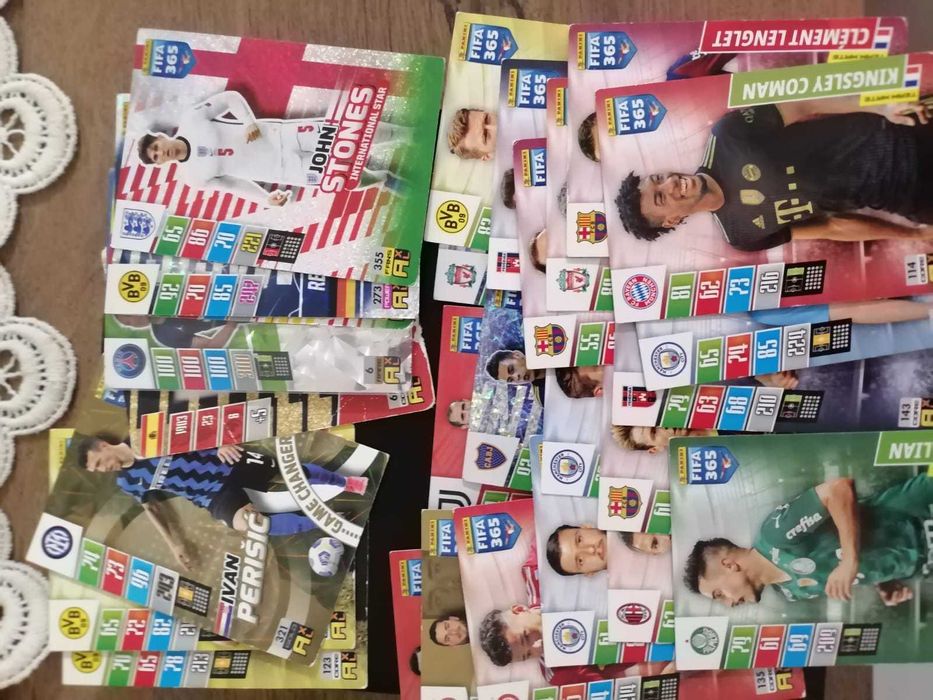 Футболни карти 2022 колекция фифа 365 27 на брой
