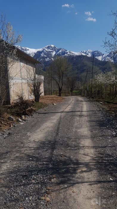 Yer sotiladi 6 sotixdan 2 ta yonma yon