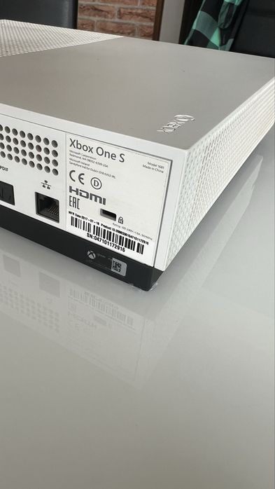 Vând Xbox One S , controler inclus , plus 9 jocuri