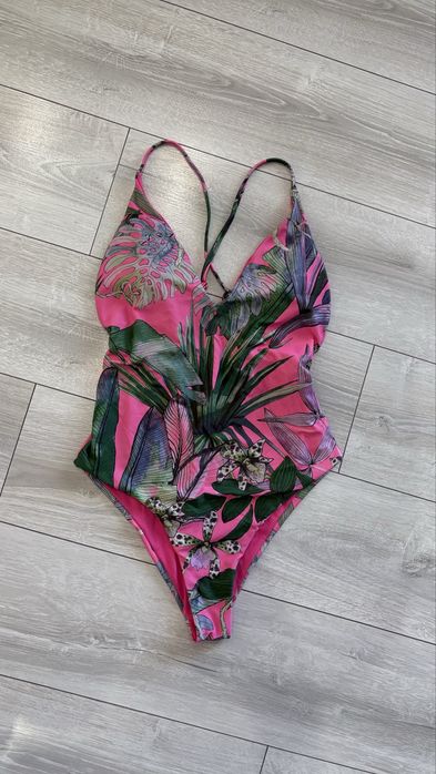 Красив Цял бански с подплънки и кръстосан гръб