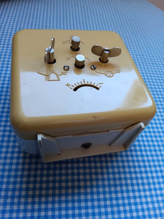 Ceas de masa mecanic Serkisof. vechi Rusesc, Made in Russia, 4 Rubine,de colectie,Locomotiva , RAR, Functional