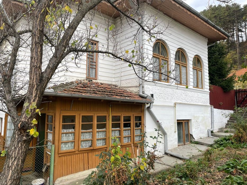 Casa la preț de apartament, oraș liniștit, de munte.