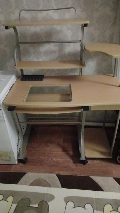 Продам стол компьютерный