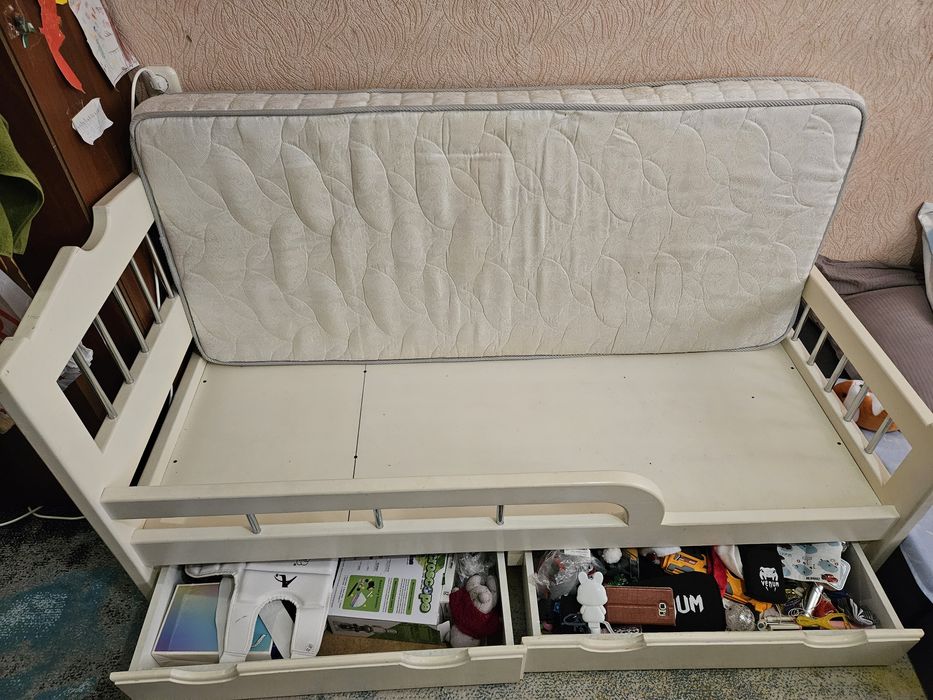 Кровать детская деревянная с матрасом