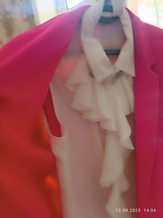 Kostyum pochti yengi 2 martta kiyilgan sifati zor qimmat brend