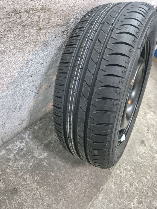 Vând roată Michelin  205 60 16 ( nou)