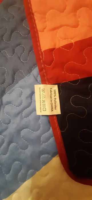 Set cuvertura de pat  si  doua huse  perne