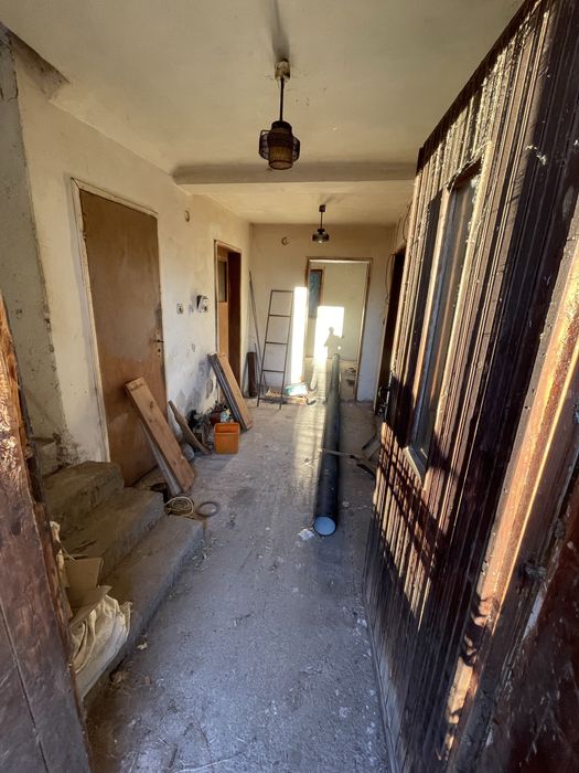 Двуетажна масивна къща