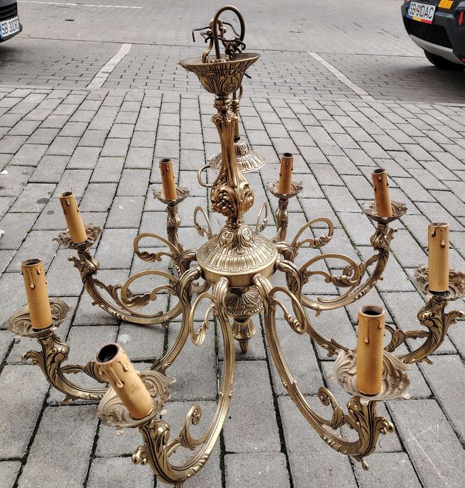 Spectaculos candelabru de dimensiuni impresionante cu 8 brate din bronz masiv in stilul francez Empire ,piesa cu o lucrătură de o foarte mare finețe,
