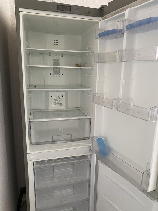 Кухня, холодильник, спальный гарнитур