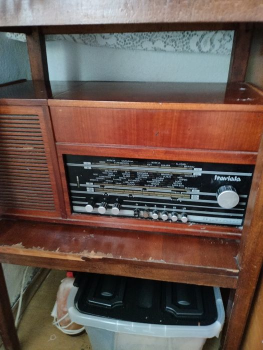 Radio -pikap foarte vechi din anii 1970-1980
