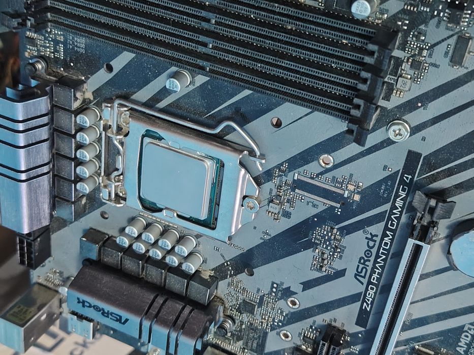 Vând procesor Intel core i7 10700 ușor neg
