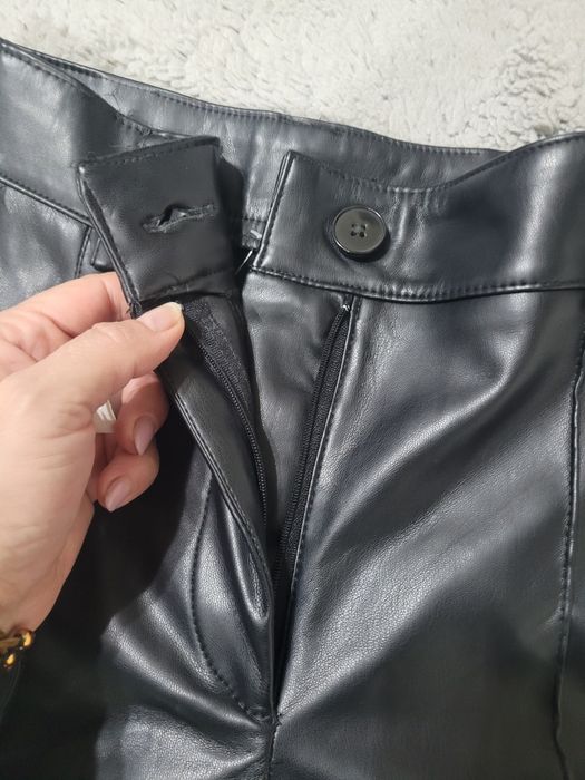 Vând pantaloni piele