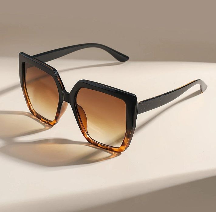 Очки солнцезащитные.