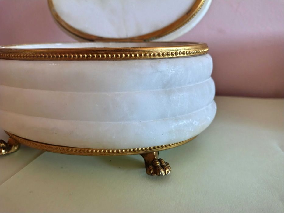 Невероятно Красива Кутия За Бижута- Алабастър Със Позлата