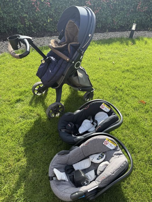 Детска количка Stokke със спален чувал и две бебешки кошници за кола. Аксесоарите към количката са включени в комплекта.