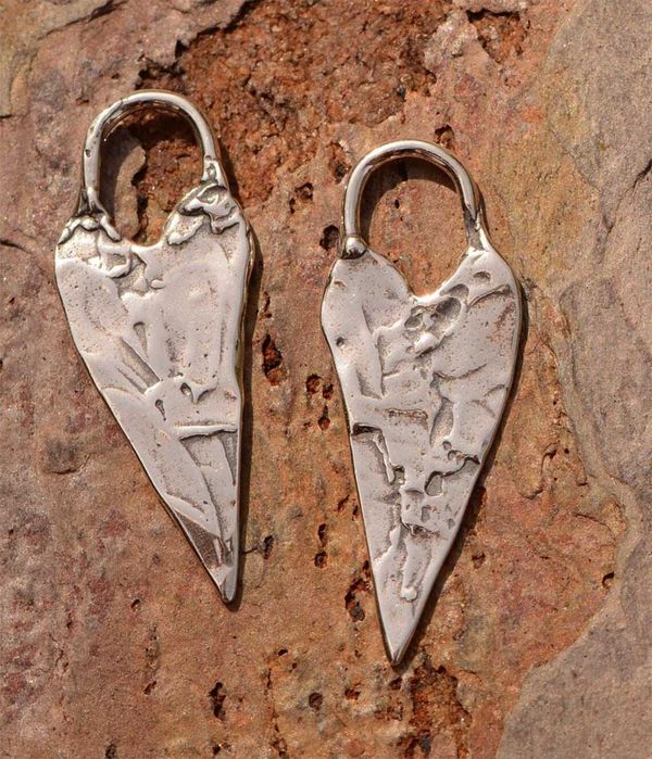 Сребърна висулка 925 издължено сърце – талисман за любов.