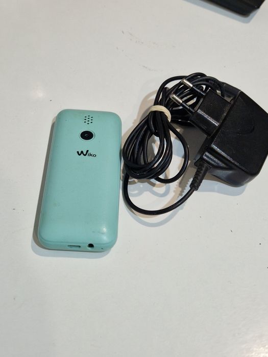 Telefon cu butoane cu încărcător