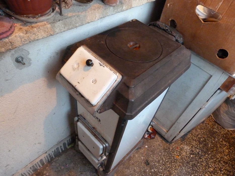Отоплителна печка на дърва и въглища.