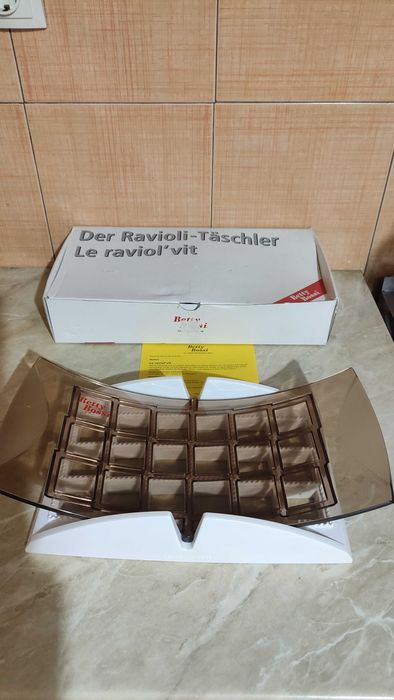 Уред за направа на 18 бр.равиоли