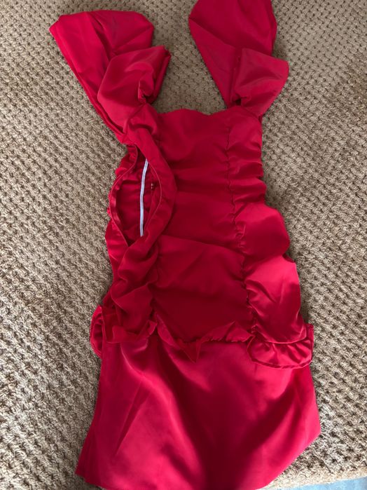 Нова червена рокля.