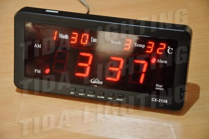 LED електронен часовник с големи цифри. Показва час, дата и температу