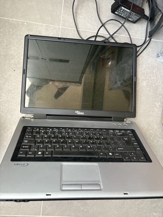 Стар лаптоп Fujitsu Siemens Amilo