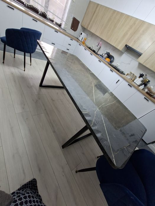 Продом стол и стулья