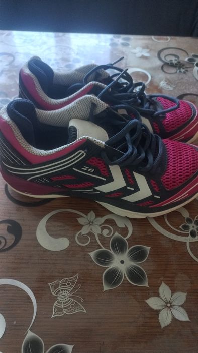 Adidași hummel,pentru handbal