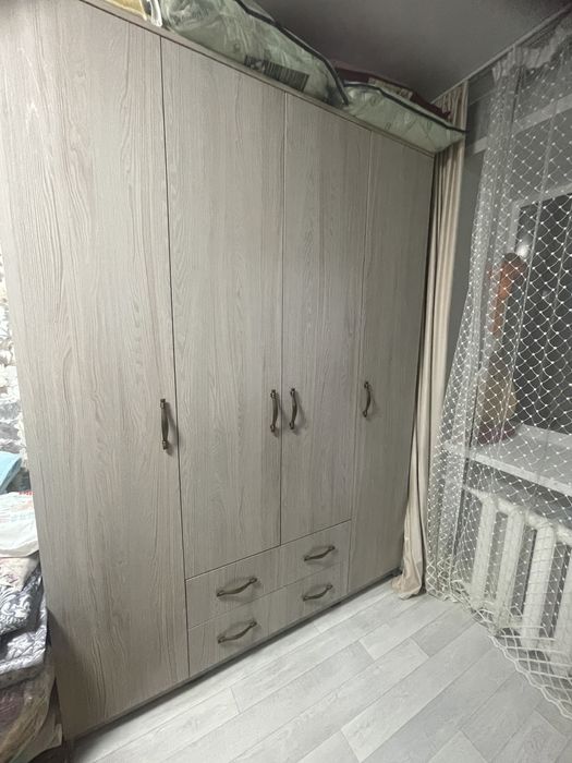 Продам шкаф и столик с зерколом для спальни