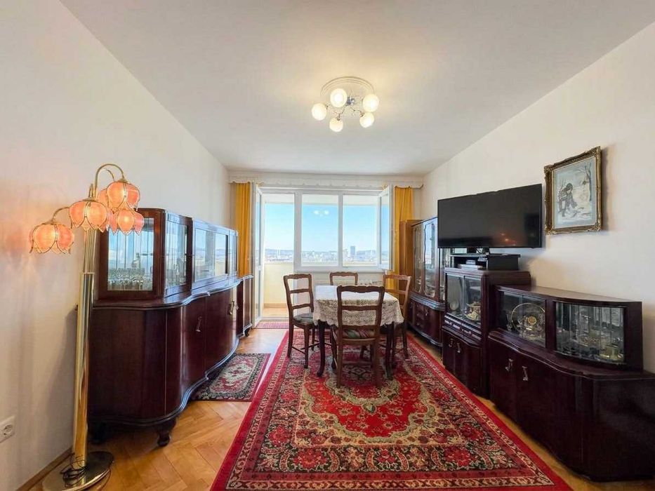 Apartament cu 2 camere, situat în zona ultracentrală a orașului Piatra-Neamț. Imobilul este dotat cu multiple îmbunătățiri. Str Mihai Eminescu