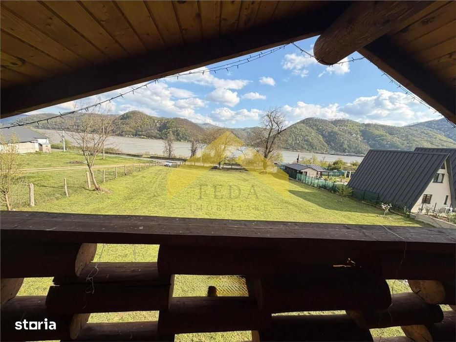 Cabana din piatra de codru si busteni pe Clisura Dunarii, Caraș-S