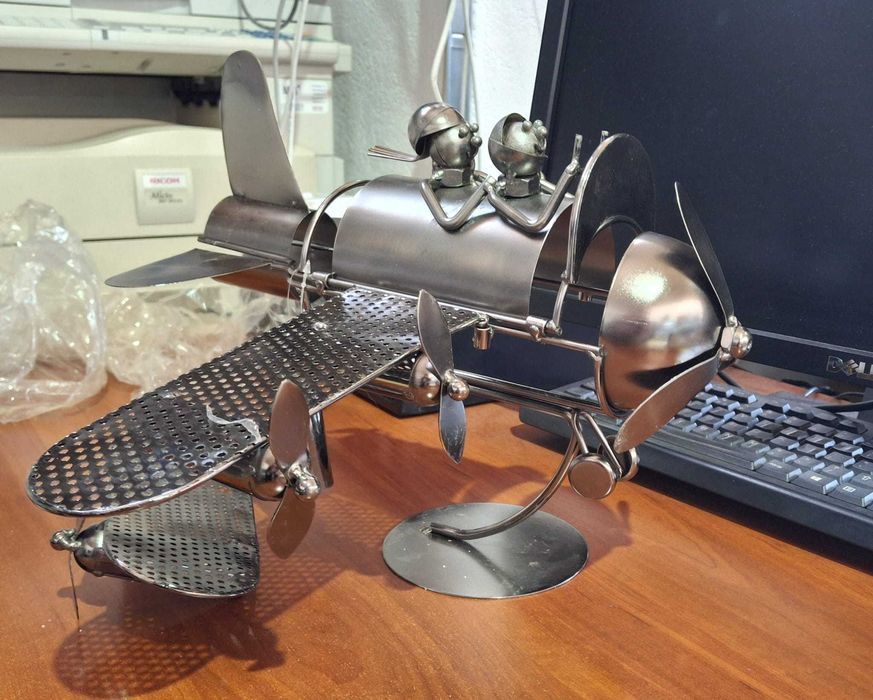 Suport vin decorativ, model cuplu in avion, argintiu