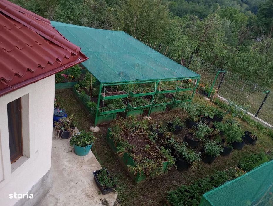 Casa la tara langa Valenii de Munte