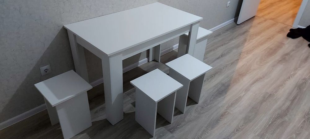 Кухонные столы и табуретки новые