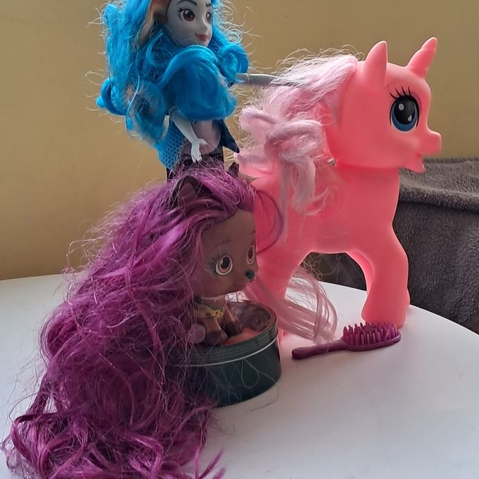 Пони- барби,,еднорози и ниско с голяма коса