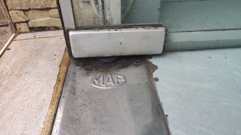 Ремонт на стъклени врати и подови механизми Варна